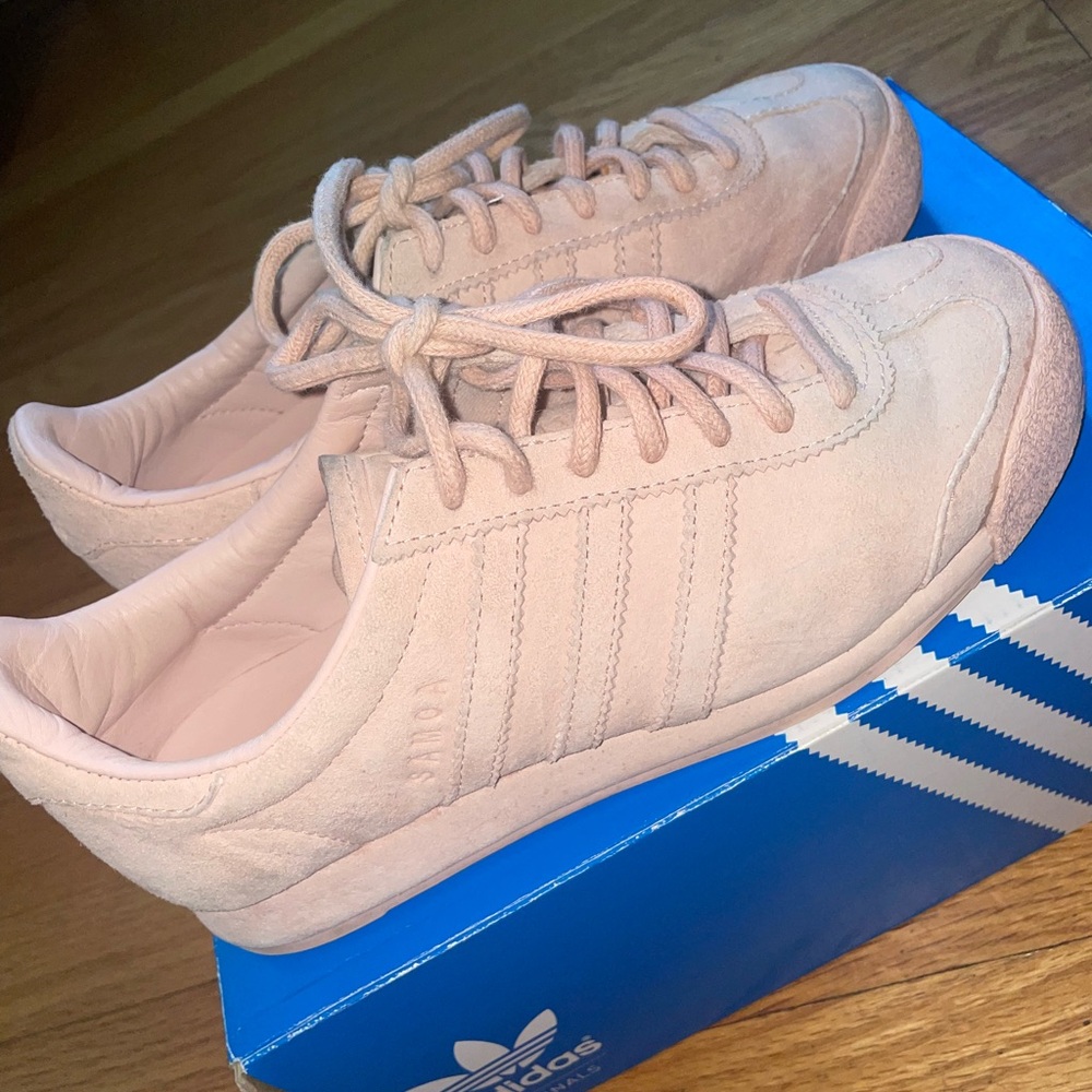 Exclusive pink suede Samoa